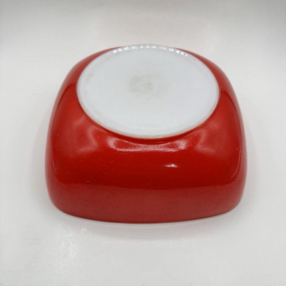 Vintage Retro Pyrex Red Milk Glass Serving Dish 525B - 0252 2.5 Qt 9.25"